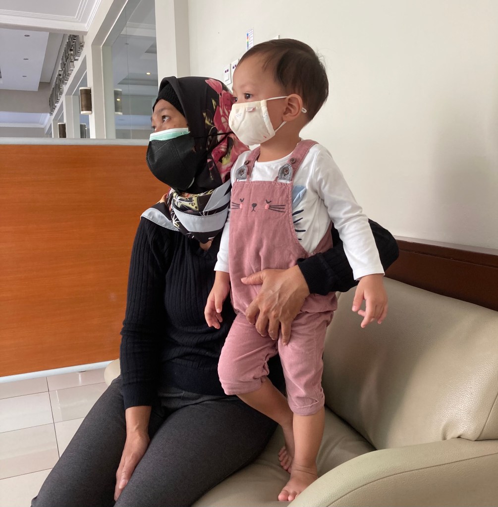 Juno sedang menunggu (sebentar) giliran imunisasi drive thru di RS Borromeus