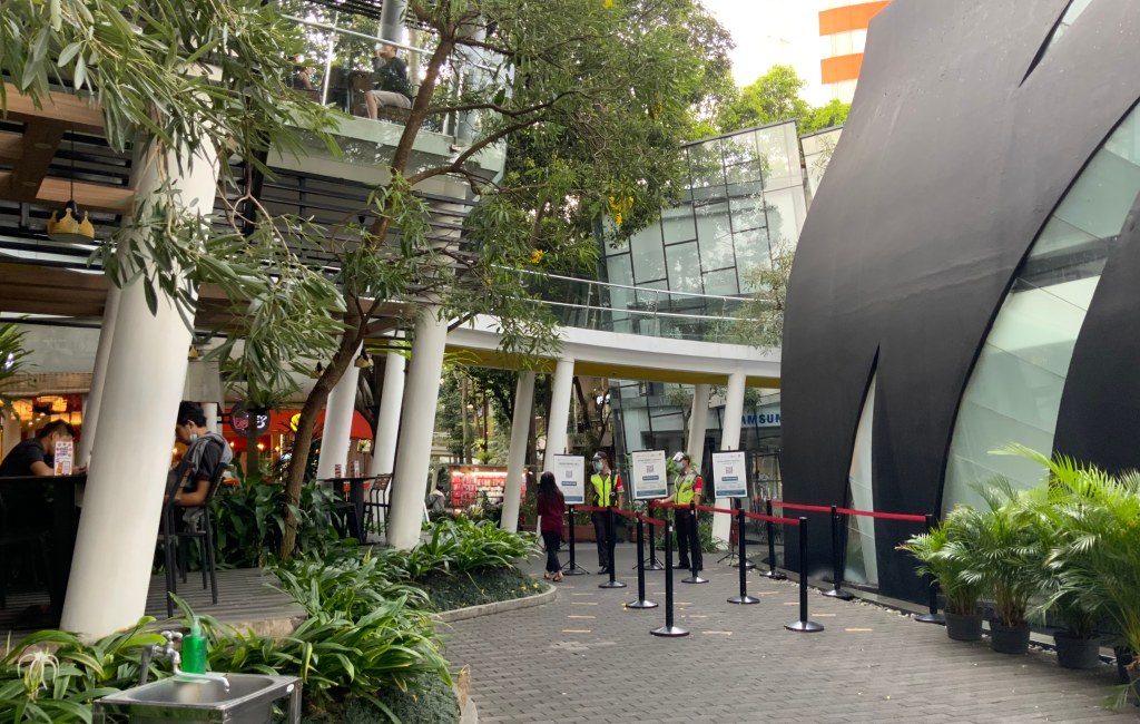 Pintu masuk Cihampelas Walk (Ciwalk) saat PPKM level 3